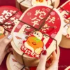 ❮全套附卡紙10張/吊牌25入及綁帶❯ 蛇年可愛喜慶糖果伴手禮物盒：圖片 4